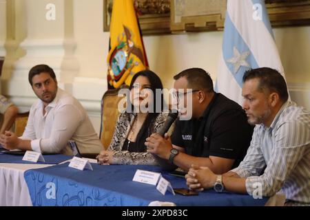 GYE GOVERNADOR VENEZOLANOS Guayaquil, Montag, 05. August 2024 der Gouverneur von Guayas, Vicente Auad, hält hinter verschlossenen Türen ein Treffen mit venezolanischen Bürgern ab, die angesichts der politischen Krise in ihrem Land um Aufmerksamkeit und Hilfe gebeten haben. direktor des Außenministeriums und Vicente Auad, Gouverneur von Guayas Fotos CÃ sar Munoz API Guayaquil Guayas Ecuador POL GYE GOVERNADOR VENEZOLANOS 8f485ae5648805f346098bfaf11e6710 Copyright: xCÃ sarxMunozx Stockfoto