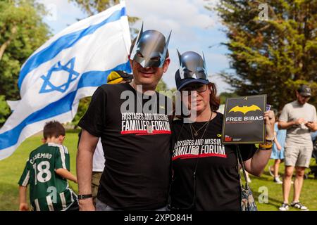 Sunnyhill Park, Hendon, Großbritannien. August 2024. Die jüdische Gemeinde und Verbündete treffen sich zum 5. Geburtstag von Ariel Bibas, der vor fast zehn Monaten von der Hamas zusammen mit seiner Familie brutal entführt wurde. Die Veranstaltung, die vom Geiseln- und Vermisstenfamilien-Forum UK und Stop the Hate (früher bekannt als genug) organisiert wurde, um Ariels Situation in den Augen der Öffentlichkeit zu halten und zur sicheren Rückkehr der Geiseln aufzurufen, beinhaltete eine Geburtstagsfeier mit Ballons, Cupcakes und Gesichtsbemalung im Batman-Stil. Quelle: Amanda Rose/Alamy Live News Stockfoto