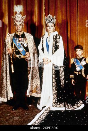 Maggio 1967 Archivio Storico Olycom/LaPresse Farah Diba (Teheran, 14 ottobre 1938) è l'ultima imperatrice del moderno Iran in quanto vedova di Mohammad Reza Pahlavi, deposto scià di Persia. Nella Foto: L’imperatrice Farah Diba con marito Mohammad Reza Pahlavi e loro rede Reza Pahlavi im Bild: Kaiserin Farah Diba mit Ehemann Mohammad Reza Pahlavi und deren Erbe Reza Pahlavi Credit: LaPresse/Alamy Live News Stockfoto