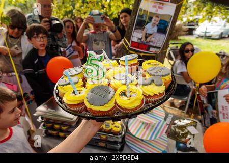 Sunnyhill Park, Hendon, Großbritannien. August 2024. Die jüdische Gemeinde und Verbündete treffen sich zum 5. Geburtstag von Ariel Bibas, der vor fast zehn Monaten von der Hamas zusammen mit seiner Familie brutal entführt wurde. Die Veranstaltung, die vom Geiseln- und Vermisstenfamilien-Forum UK und Stop the Hate (früher bekannt als genug) organisiert wurde, um Ariels Situation in den Augen der Öffentlichkeit zu halten und zur sicheren Rückkehr der Geiseln aufzurufen, beinhaltete eine Geburtstagsfeier mit Ballons, Cupcakes und Gesichtsbemalung im Batman-Stil. Quelle: Amanda Rose/Alamy Live News Stockfoto