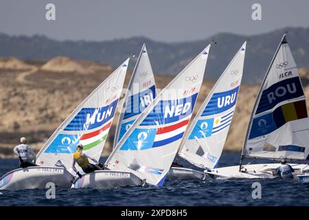 Paris, Frankreich. August 2024. MARSEILLE - Matrosensegler Marit Bouwmeester (2. L) im Einsatz während der ILCA 6 Flottenrennen bei den Olympischen Spielen. ANP SANDER KONING Credit: ANP/Alamy Live News Stockfoto