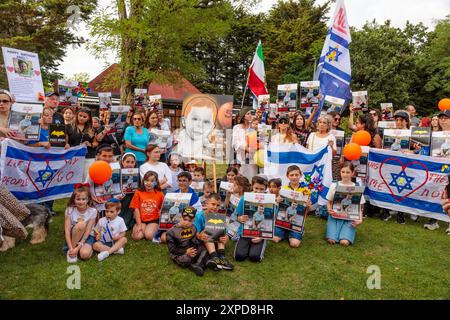 Sunnyhill Park, Hendon, Großbritannien. August 2024. Die jüdische Gemeinde und Verbündete treffen sich zum 5. Geburtstag von Ariel Bibas, der vor fast zehn Monaten von der Hamas zusammen mit seiner Familie brutal entführt wurde. Die Veranstaltung, die vom Geiseln- und Vermisstenfamilien-Forum UK und Stop the Hate (früher bekannt als genug) organisiert wurde, um Ariels Situation in den Augen der Öffentlichkeit zu halten und zur sicheren Rückkehr der Geiseln aufzurufen, beinhaltete eine Geburtstagsfeier mit Ballons, Cupcakes und Gesichtsbemalung im Batman-Stil. Quelle: Amanda Rose/Alamy Live News Stockfoto