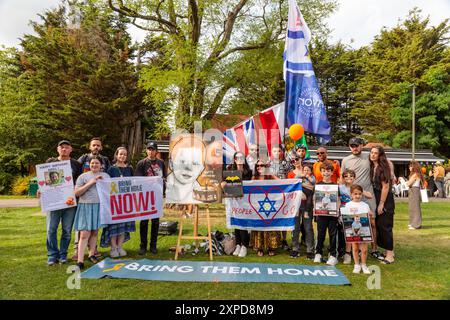 Sunnyhill Park, Hendon, Großbritannien. August 2024. Die jüdische Gemeinde und Verbündete treffen sich zum 5. Geburtstag von Ariel Bibas, der vor fast zehn Monaten von der Hamas zusammen mit seiner Familie brutal entführt wurde. Die Veranstaltung, die vom Geiseln- und Vermisstenfamilien-Forum UK und Stop the Hate (früher bekannt als genug) organisiert wurde, um Ariels Situation in den Augen der Öffentlichkeit zu halten und zur sicheren Rückkehr der Geiseln aufzurufen, beinhaltete eine Geburtstagsfeier mit Ballons, Cupcakes und Gesichtsbemalung im Batman-Stil. Quelle: Amanda Rose/Alamy Live News Stockfoto