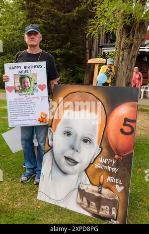 Sunnyhill Park, Hendon, Großbritannien. August 2024. Die jüdische Gemeinde und Verbündete treffen sich zum 5. Geburtstag von Ariel Bibas, der vor fast zehn Monaten von der Hamas zusammen mit seiner Familie brutal entführt wurde. Die Veranstaltung, die vom Geiseln- und Vermisstenfamilien-Forum UK und Stop the Hate (früher bekannt als genug) organisiert wurde, um Ariels Situation in den Augen der Öffentlichkeit zu halten und zur sicheren Rückkehr der Geiseln aufzurufen, beinhaltete eine Geburtstagsfeier mit Ballons, Cupcakes und Gesichtsbemalung im Batman-Stil. Quelle: Amanda Rose/Alamy Live News Stockfoto