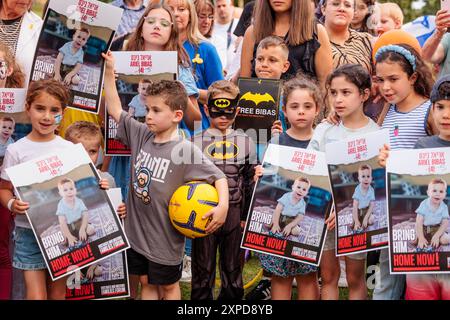 Sunnyhill Park, Hendon, Großbritannien. August 2024. Die jüdische Gemeinde und Verbündete treffen sich zum 5. Geburtstag von Ariel Bibas, der vor fast zehn Monaten von der Hamas zusammen mit seiner Familie brutal entführt wurde. Die Veranstaltung, die vom Geiseln- und Vermisstenfamilien-Forum UK und Stop the Hate (früher bekannt als genug) organisiert wurde, um Ariels Situation in den Augen der Öffentlichkeit zu halten und zur sicheren Rückkehr der Geiseln aufzurufen, beinhaltete eine Geburtstagsfeier mit Ballons, Cupcakes und Gesichtsbemalung im Batman-Stil. Quelle: Amanda Rose/Alamy Live News Stockfoto