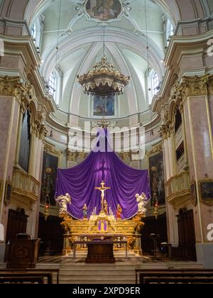 Hochaltar der Kirche St. Katharina mit violettem Stoff für Ostern, Bergamo, Italien Stockfoto