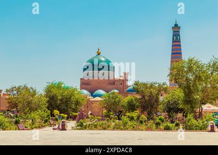 Blick auf den architektonischen Komplex Pakhlavan Mahmud und das Islam Khoja Minarett. Chiwa, Usbekistan - 17. Juli 2024. Stockfoto