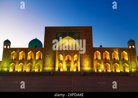 Tilla Kari (Tilya Kori) Madrasah auf dem Registan-Platz bei Nacht beleuchtet. Fabelhafte arabische Nacht. Samarkand, Usbekistan - 19. Juli 2024 Stockfoto