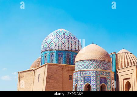 Die Kuppeln der Mausoleen Shahi-Zinda. UNESCO-Weltkulturerbe. Samarkand, Usbekistan - 20. Juli 2024 Stockfoto