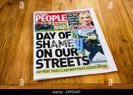 4. August 2024. Titelzeile von Day of Shame on our Street in the Sunday People nach rechtsextremen Unruhen in Großbritannien. Stockfoto