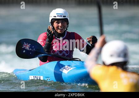 PARIS, FRANKREICH. August 2024. Noemie Fox vom Team Australia feiert nach dem Goldgewinn im Canoe Slalom Women’s Kayak Cross Final am zehnten Tag der Olympischen Spiele 2024 in Paris im Nautical Stadium Vaires-Sur-Marne. Quelle: Craig Mercer/Alamy Live News Stockfoto