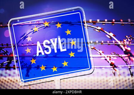 FOTOMONTAGE, Stacheldraht und EU-Schild mit Aufschrift Asyl, Symbolfoto EU-Außengrenzen *** FOTOMONTAGE, Stacheldraht und EU-Schild mit Aufschrift Asyl, symbolisches Foto EU-Außengrenzen Stockfoto