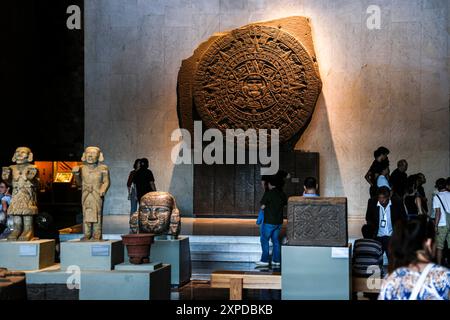 Aztekenkalender oder La Piedra del Sol im Nationalmuseum für Anthropologie MNA in Mexiko-Stadt. Amerikanischer Museumskomplex, der das archäologische Erbe der Völker Mesoamerikas und die ethnische Vielfalt im Chapultepec Forest zeigt, der vom National Institute of Anthropology and History INAH betrieben wird. Naturgeschichte .. (Foto: Luis Gutierrez/Norte Photo) Calendario Azteca mexica o La Piedra del Sol, en Museo Nacional de Antropología MNA en Ciudad de México. recinto museográficos de América. Que exhibe legado Arqueológico de los pueblos de Mesoamérica y diversidad étnica en el Bosque de Chapult Stockfoto