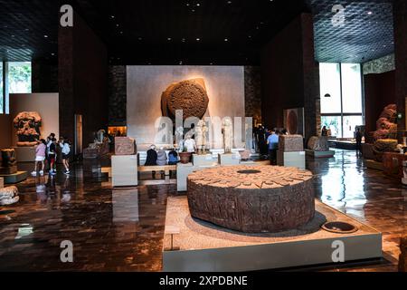 Aztekenkalender oder La Piedra del Sol im Nationalmuseum für Anthropologie MNA in Mexiko-Stadt. Amerikanischer Museumskomplex, der das archäologische Erbe der Völker Mesoamerikas und die ethnische Vielfalt im Chapultepec Forest zeigt, der vom National Institute of Anthropology and History INAH betrieben wird. Naturgeschichte .. (Foto: Luis Gutierrez/Norte Photo) Calendario Azteca mexica o La Piedra del Sol, en Museo Nacional de Antropología MNA en Ciudad de México. recinto museográficos de América. Que exhibe legado Arqueológico de los pueblos de Mesoamérica y diversidad étnica en el Bosque de Chapult Stockfoto