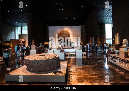 Aztekenkalender oder La Piedra del Sol im Nationalmuseum für Anthropologie MNA in Mexiko-Stadt. Amerikanischer Museumskomplex, der das archäologische Erbe der Völker Mesoamerikas und die ethnische Vielfalt im Chapultepec Forest zeigt, der vom National Institute of Anthropology and History INAH betrieben wird. Naturgeschichte .. (Foto: Luis Gutierrez/Norte Photo) Calendario Azteca mexica o La Piedra del Sol, en Museo Nacional de Antropología MNA en Ciudad de México. recinto museográficos de América. Que exhibe legado Arqueológico de los pueblos de Mesoamérica y diversidad étnica en el Bosque de Chapult Stockfoto