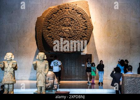 Aztekenkalender oder La Piedra del Sol im Nationalmuseum für Anthropologie MNA in Mexiko-Stadt. Amerikanischer Museumskomplex, der das archäologische Erbe der Völker Mesoamerikas und die ethnische Vielfalt im Chapultepec Forest zeigt, der vom National Institute of Anthropology and History INAH betrieben wird. Naturgeschichte .. (Foto: Luis Gutierrez/Norte Photo) Calendario Azteca mexica o La Piedra del Sol, en Museo Nacional de Antropología MNA en Ciudad de México. recinto museográficos de América. Que exhibe legado Arqueológico de los pueblos de Mesoamérica y diversidad étnica en el Bosque de Chapult Stockfoto