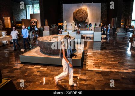 Aztekenkalender oder La Piedra del Sol im Nationalmuseum für Anthropologie MNA in Mexiko-Stadt. Amerikanischer Museumskomplex, der das archäologische Erbe der Völker Mesoamerikas und die ethnische Vielfalt im Chapultepec Forest zeigt, der vom National Institute of Anthropology and History INAH betrieben wird. Naturgeschichte .. (Foto: Luis Gutierrez/Norte Photo) Calendario Azteca mexica o La Piedra del Sol, en Museo Nacional de Antropología MNA en Ciudad de México. recinto museográficos de América. Que exhibe legado Arqueológico de los pueblos de Mesoamérica y diversidad étnica en el Bosque de Chapult Stockfoto