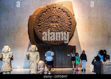 Aztekenkalender oder La Piedra del Sol im Nationalmuseum für Anthropologie MNA in Mexiko-Stadt. Amerikanischer Museumskomplex, der das archäologische Erbe der Völker Mesoamerikas und die ethnische Vielfalt im Chapultepec Forest zeigt, der vom National Institute of Anthropology and History INAH betrieben wird. Naturgeschichte .. (Foto: Luis Gutierrez/Norte Photo) Calendario Azteca mexica o La Piedra del Sol, en Museo Nacional de Antropología MNA en Ciudad de México. recinto museográficos de América. Que exhibe legado Arqueológico de los pueblos de Mesoamérica y diversidad étnica en el Bosque de Chapult Stockfoto