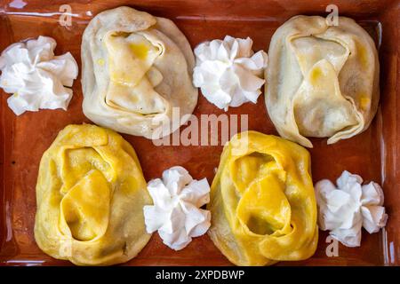 Typische Manti-Knödel serviert mit Sauerrahm, Chiwa, Usbekistan Stockfoto