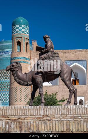 Karawane mit Fahrer und Kamelskulptur, Chiwa, Usbekistan Stockfoto