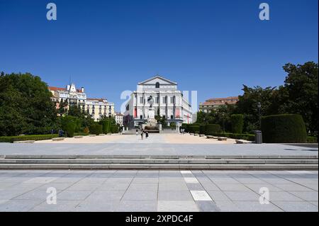 Ein Weitwinkelblick auf das Königliche Theater, Oper, mit einer praktisch leeren Plaza de Oriente davor während des Nachmittags in Madrrid Stockfoto