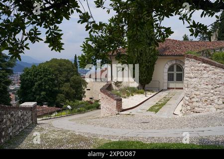 Brescia, Italien - 17. Juni 2024 - der Blick auf die Burg Brescia an einem sonnigen Frühlingnachmittag Stockfoto