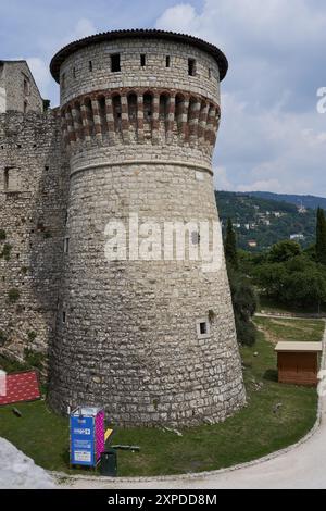 Brescia, Italien - 17. Juni 2024 - der Blick auf die Burg Brescia an einem sonnigen Frühlingnachmittag Stockfoto