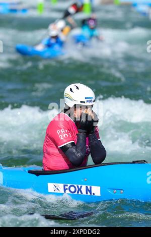 Vaires Sur Marne. August 2024. Noemie Fox aus Australien reagiert auf das Kanu-Slalom-Kajak-Cross-Finale der Frauen bei den Olympischen Spielen 2024 in Vaires-sur-Marne, Frankreich, 5. August 2024. Quelle: Shen Bohan/Xinhua/Alamy Live News Stockfoto