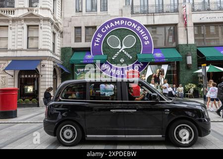 Das Logo der Wimbledon Tennis Championships ist vor dem Turnier in Großbritannien auf der Außenseite von Ralph Laurens Flaggschiff-Bekleidungsgeschäft in der New Bond Street aufgehängt Stockfoto