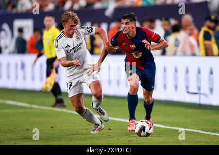 3. August 2024: East Rutherford, NJ, USA; Real Madrid-Mittelfeldspieler Nicolas Paz (27) kämpft gegen den Barcelona-Verteidiger Gerard Martin (24) du Stockfoto