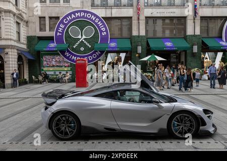 Das Logo der Wimbledon Tennis Championships ist vor dem Turnier in Großbritannien auf der Außenseite von Ralph Laurens Flaggschiff-Bekleidungsgeschäft in der New Bond Street aufgehängt Stockfoto