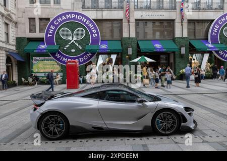 Das Logo der Wimbledon Tennis Championships ist vor dem Turnier in Großbritannien auf der Außenseite von Ralph Laurens Flaggschiff-Bekleidungsgeschäft in der New Bond Street aufgehängt Stockfoto