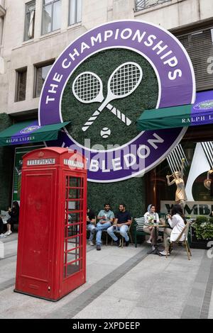 Das Logo der Wimbledon Tennis Championships ist vor dem Turnier in Großbritannien auf der Außenseite von Ralph Laurens Flaggschiff-Bekleidungsgeschäft in der New Bond Street aufgehängt Stockfoto