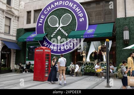 Das Logo der Wimbledon Tennis Championships ist vor dem Turnier in Großbritannien auf der Außenseite von Ralph Laurens Flaggschiff-Bekleidungsgeschäft in der New Bond Street aufgehängt Stockfoto