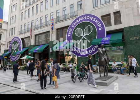 Das Logo der Wimbledon Tennis Championships ist vor dem Turnier in Großbritannien auf der Außenseite von Ralph Laurens Flaggschiff-Bekleidungsgeschäft in der New Bond Street aufgehängt Stockfoto