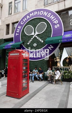 Das Logo der Wimbledon Tennis Championships ist vor dem Turnier in Großbritannien auf der Außenseite von Ralph Laurens Flaggschiff-Bekleidungsgeschäft in der New Bond Street aufgehängt Stockfoto