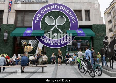 Das Logo der Wimbledon Tennis Championships ist vor dem Turnier in Großbritannien auf der Außenseite von Ralph Laurens Flaggschiff-Bekleidungsgeschäft in der New Bond Street aufgehängt Stockfoto