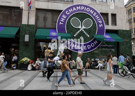 Das Logo der Wimbledon Tennis Championships ist vor dem Turnier in Großbritannien auf der Außenseite von Ralph Laurens Flaggschiff-Bekleidungsgeschäft in der New Bond Street aufgehängt Stockfoto