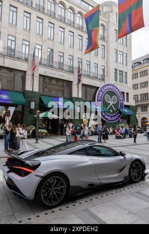 Das Logo der Wimbledon Tennis Championships ist vor dem Turnier in Großbritannien auf der Außenseite von Ralph Laurens Flaggschiff-Bekleidungsgeschäft in der New Bond Street aufgehängt Stockfoto