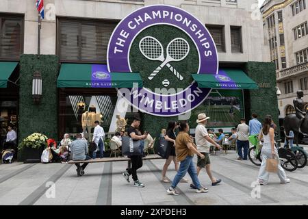 Das Logo der Wimbledon Tennis Championships ist vor dem Turnier in Großbritannien auf der Außenseite von Ralph Laurens Flaggschiff-Bekleidungsgeschäft in der New Bond Street aufgehängt Stockfoto