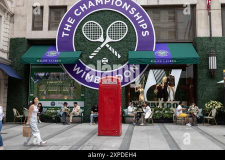 Das Logo der Wimbledon Tennis Championships ist vor dem Turnier in Großbritannien auf der Außenseite von Ralph Laurens Flaggschiff-Bekleidungsgeschäft in der New Bond Street aufgehängt Stockfoto