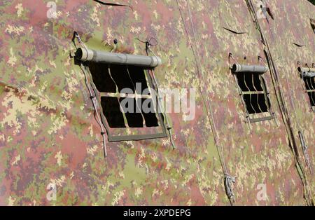 Öffnen Sie die Fenster eines Militärzelt mit Tarnstoff, um eine Erkennung ohne Personen zu verhindern Stockfoto