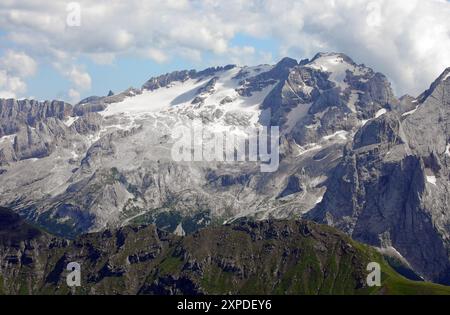 Blick auf den Marmolada-Gletscher von der Nordseite in den italienischen Dolomiten in den europäischen Alpen im Sommer Stockfoto