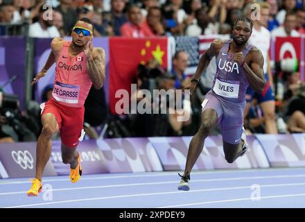 Paris, Frankreich. August 2024. Noah Lyles aus den USA (R) und Andre de Grasse aus Kanada treten am Montag, den 5. August 2024, im Stade de France in einer 200-m-Runde der Männer während der Olympischen Spiele 2024 in Paris an. Lyles wurde erster und de Grasse zweiter. Foto: Paul Hanna/UPI. Quelle: UPI/Alamy Live News Stockfoto