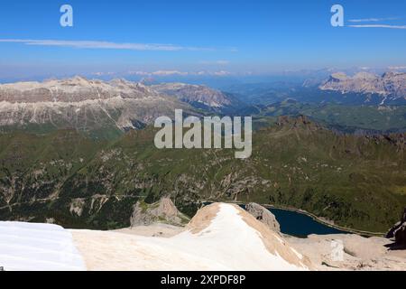 Atemberaubende weite Aussicht auf die Gebirgszüge der europäischen Alpen in Norditalien im Sommer vom Marmolada-Gletscher aus gesehen Stockfoto