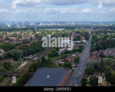 Blick aus der Vogelperspektive über die Stockport Road mit der Skyline von Manchester am Horizont Stockfoto