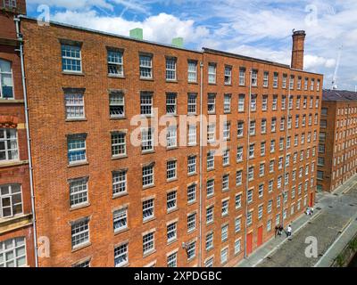Rote Backsteingebäude, alte Baumwollmühlen neben dem Rochdale Kanal in Ancoats, Manchester Stockfoto
