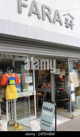 Fassade des Fara Wohltätigkeitsgeschäfts in West London; Stockfoto