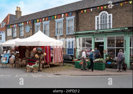 Straßenmarkt in Southwold, Suffolk, England. Traditionelle Straßenmarktstände. Farbenfroh. Sommer. Unabhängige Geschäfte. Straßenverkäufer. Touristen. Stockfoto