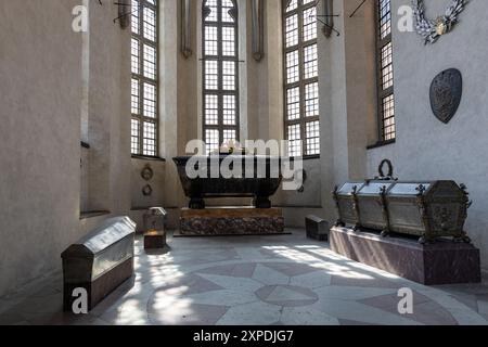 Stockholm, Schweden - 16. Juli 2024: Grabkammer von König Gustav Adolf II. In der Kirche Riddarholmen. Fünf sichtbare Särge. Stockfoto